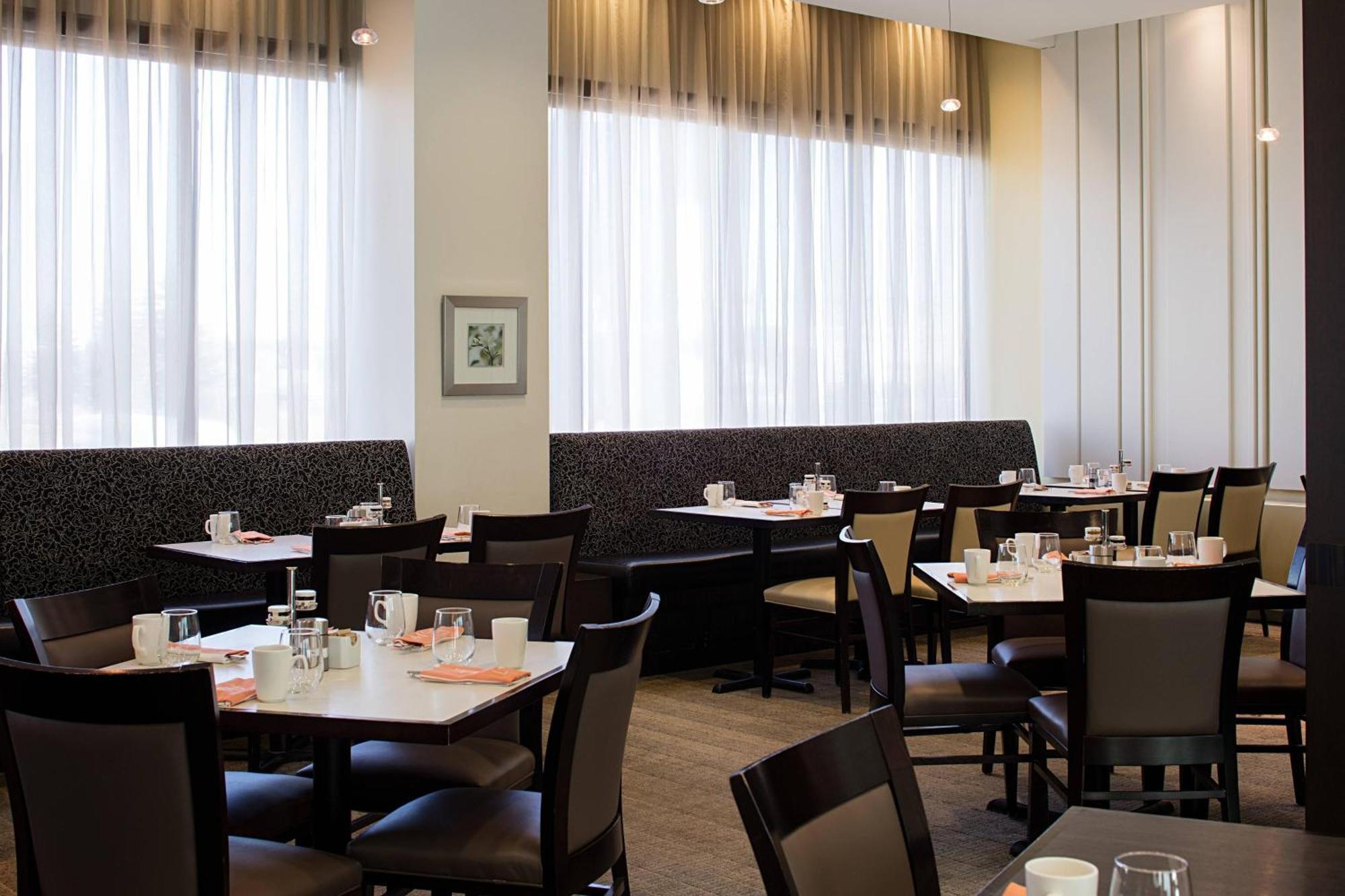 Delta Hotels By Marriott Edmonton South Conference Centre Esterno foto