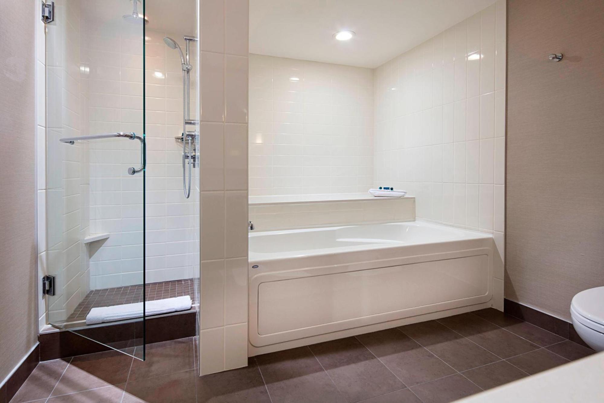 Delta Hotels By Marriott Edmonton South Conference Centre Esterno foto