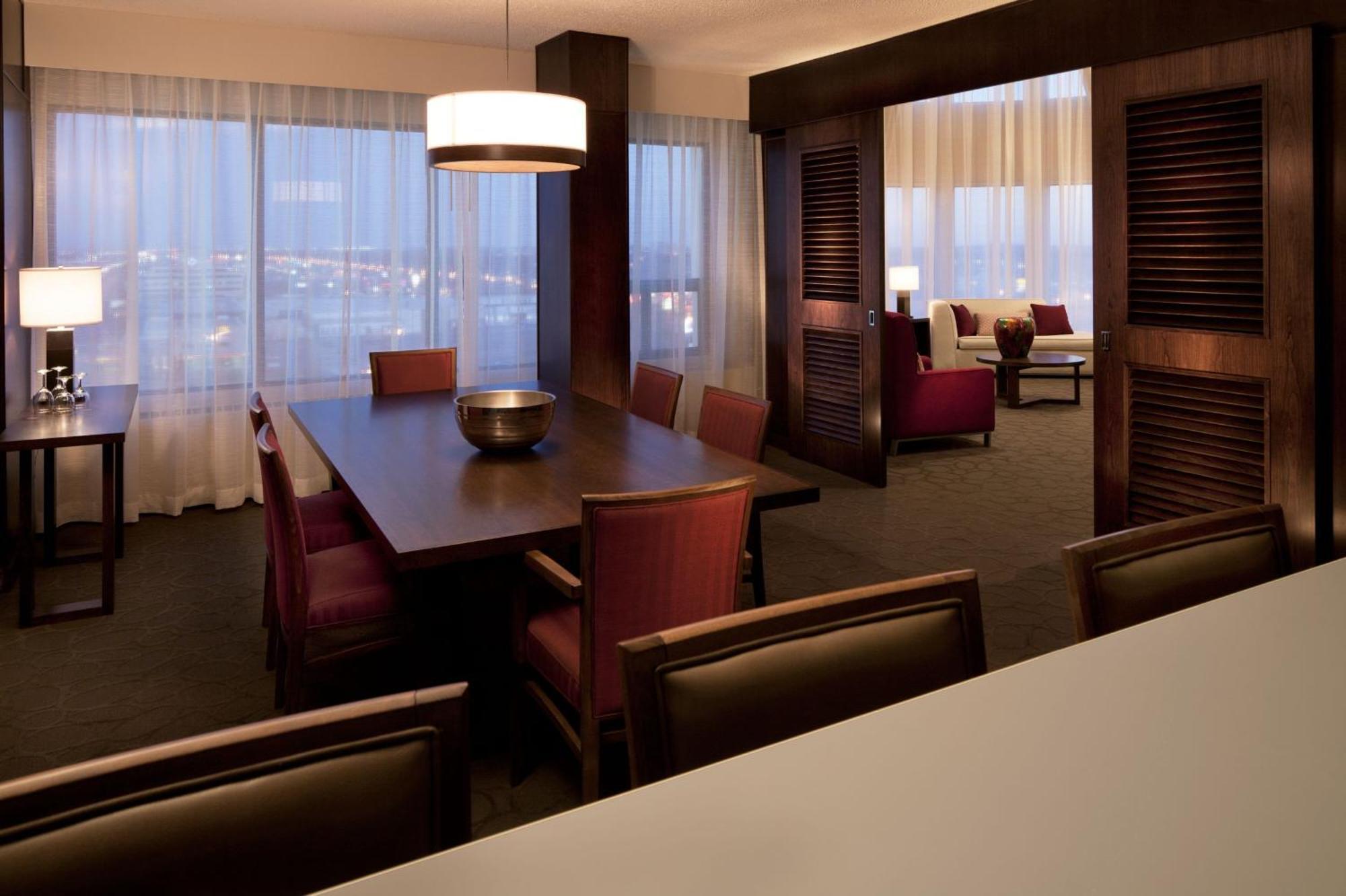 Delta Hotels By Marriott Edmonton South Conference Centre Esterno foto