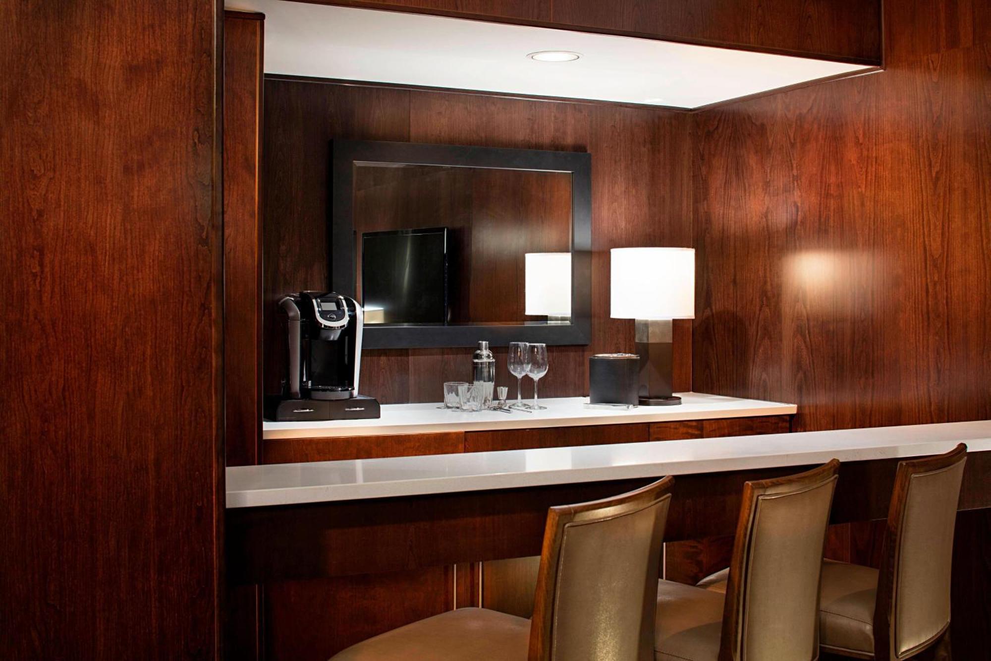 Delta Hotels By Marriott Edmonton South Conference Centre Esterno foto