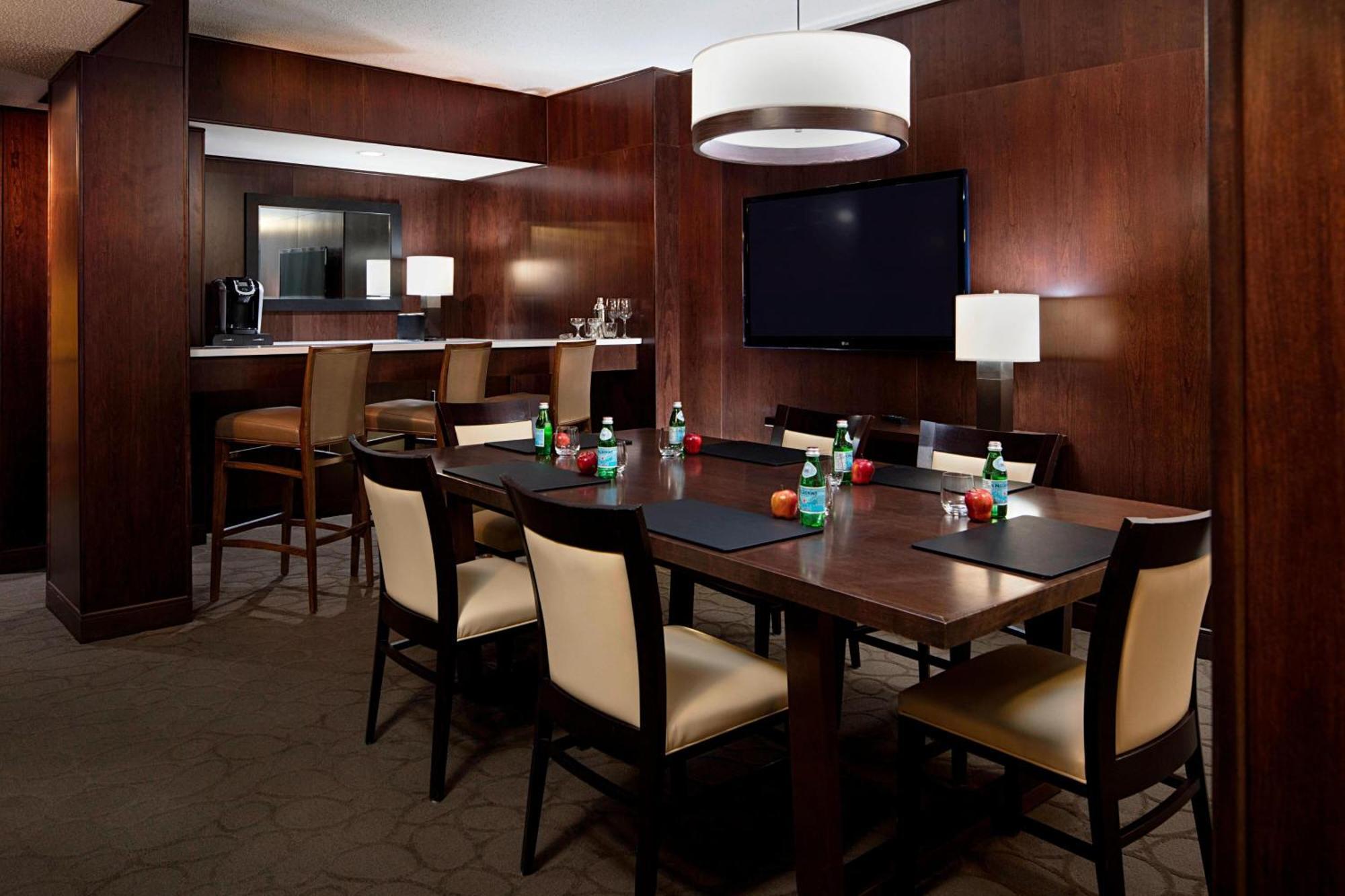 Delta Hotels By Marriott Edmonton South Conference Centre Esterno foto