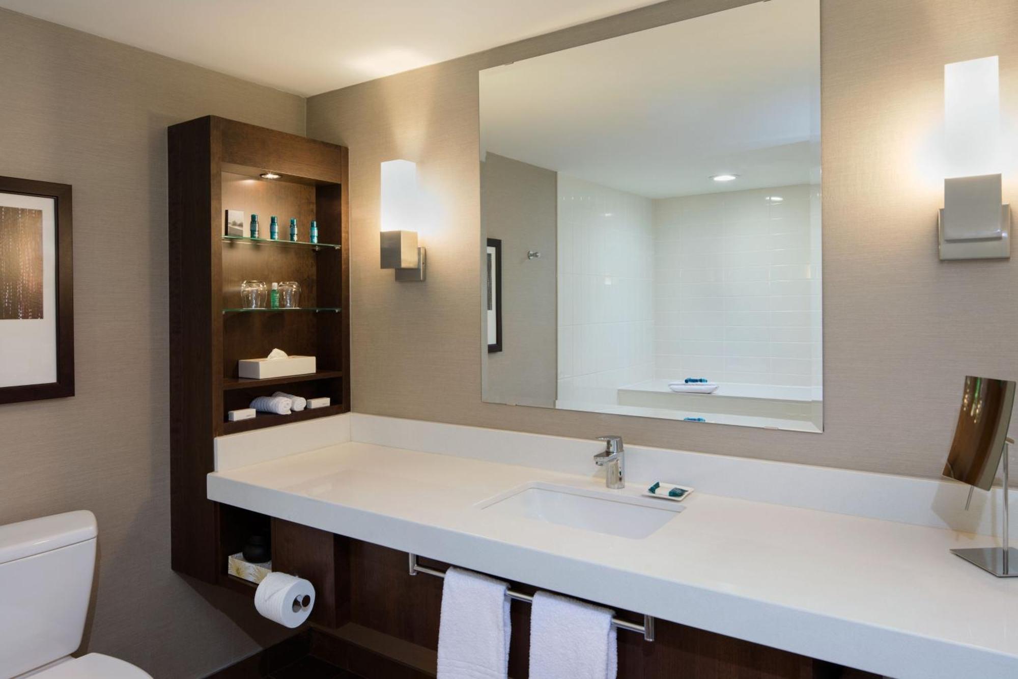 Delta Hotels By Marriott Edmonton South Conference Centre Esterno foto