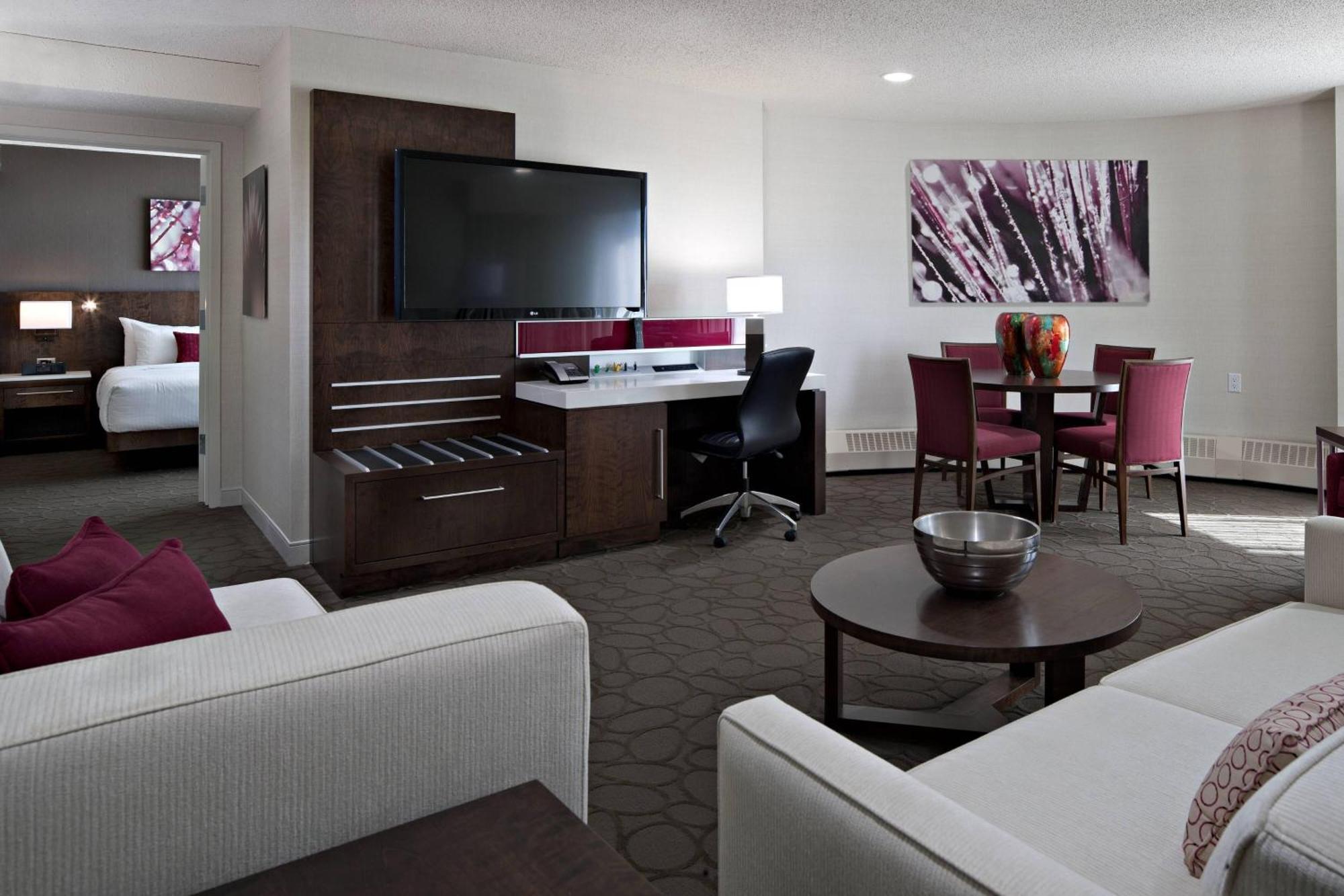 Delta Hotels By Marriott Edmonton South Conference Centre Esterno foto