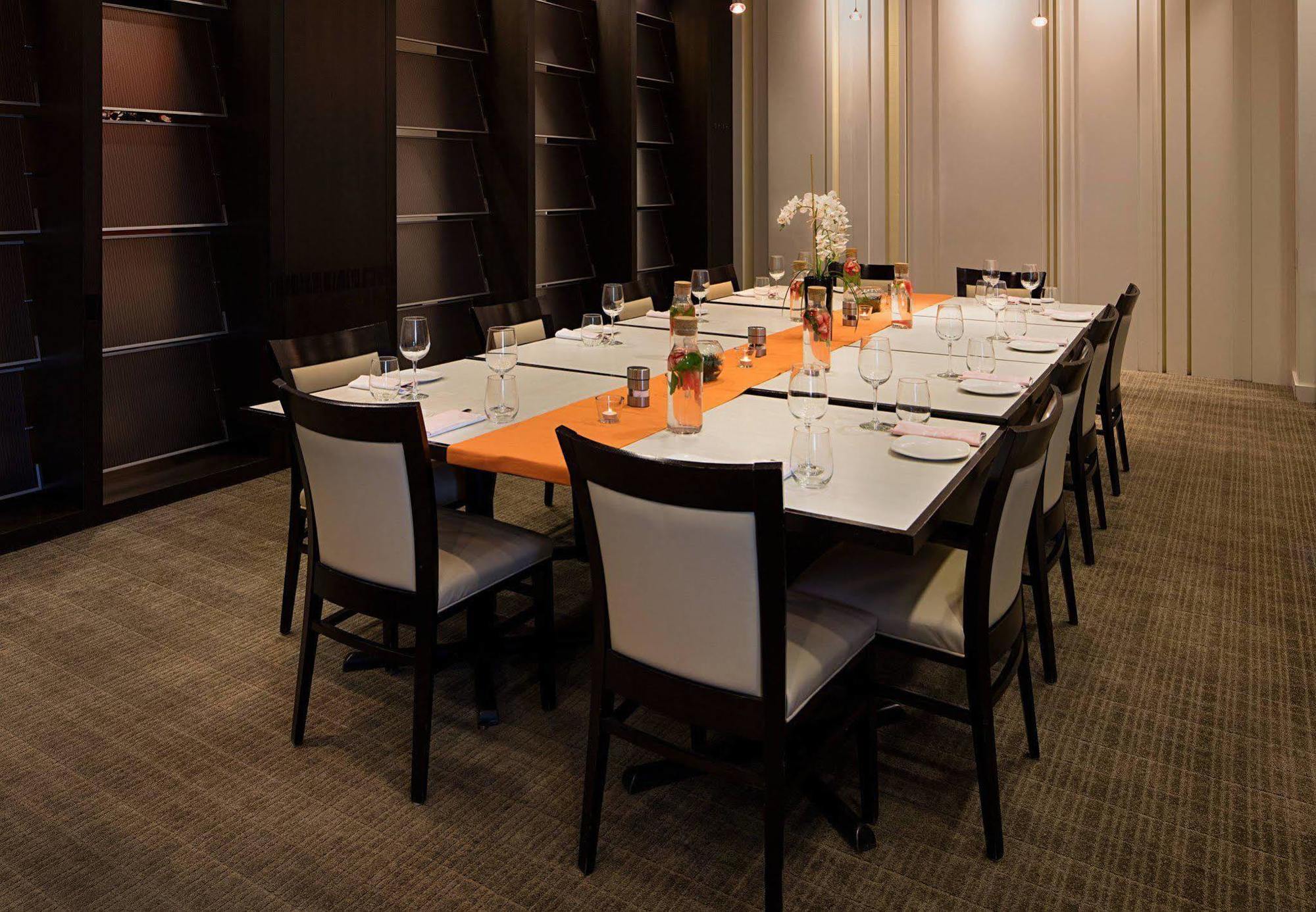 Delta Hotels By Marriott Edmonton South Conference Centre Esterno foto