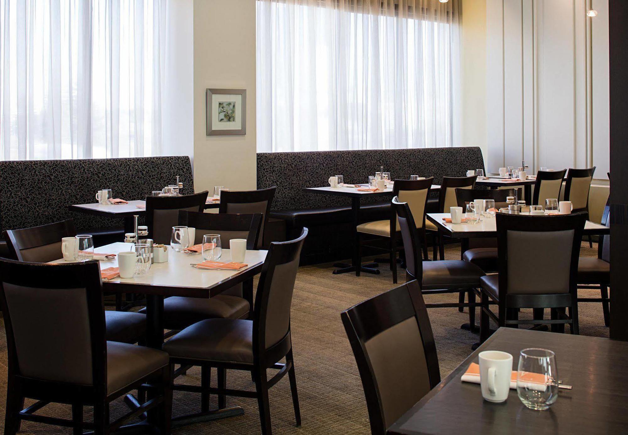 Delta Hotels By Marriott Edmonton South Conference Centre Esterno foto